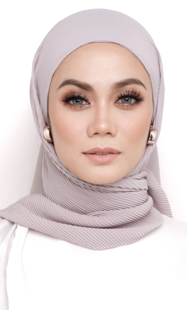 Hijab dengan Detil Lipit Perak